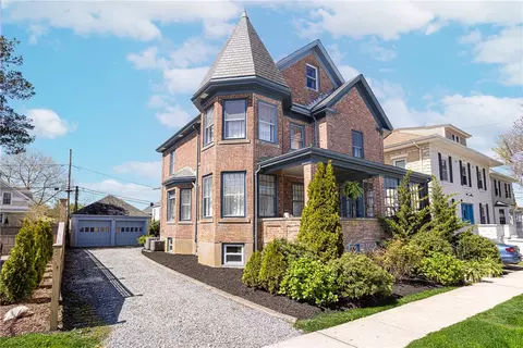 21 Bedlow Ave, Newport, RI 02840