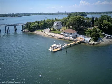 228 Cliff Ave, Portsmouth, RI 02871