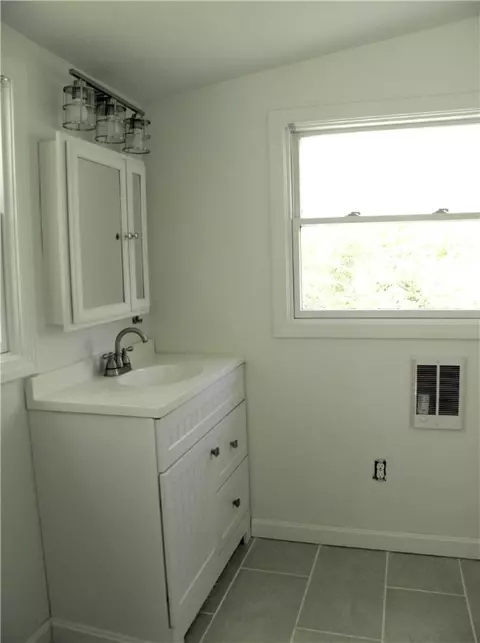 Bath - 45 Overview Dr, Coventry, RI 02816 photo 2 of 2