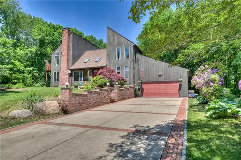 12 Dale Dr, Hope, RI 02831