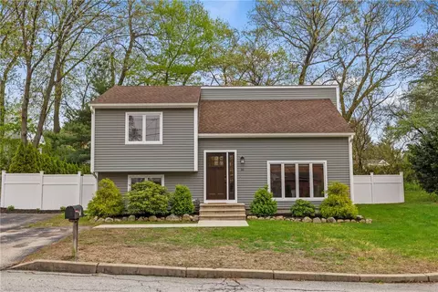 16 Patricia Dr, North Providence, RI 02904