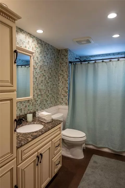 Bath - 152 Almy St, Warwick, RI 02886 photo 1 of 1