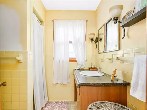 Bath - 35 State St, Warren, RI 02885 photo 4 of 4