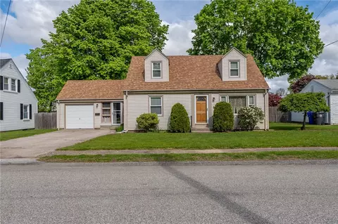 11 Woodland Dr, West Warwick, RI 02893