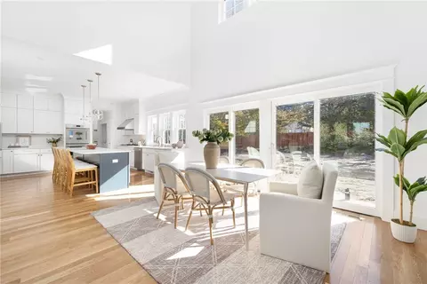 22 Willow Ln, Portsmouth, RI 02871