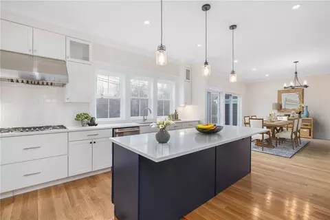 24 Willow Ln, Portsmouth, RI 02871