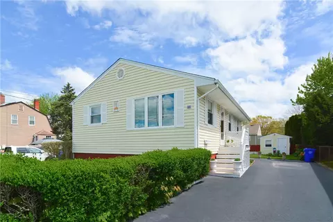 60 Monroe Ave, Bristol, RI 02809