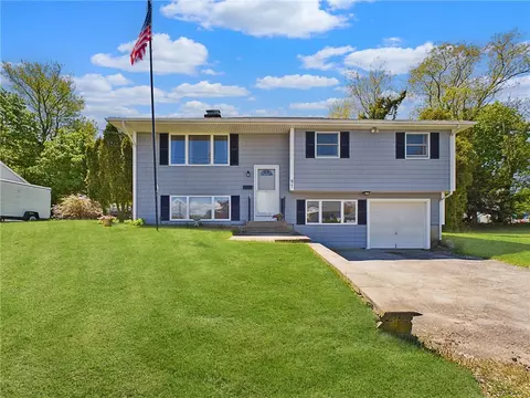 91 Bracket Ave, Tiverton, RI 02878