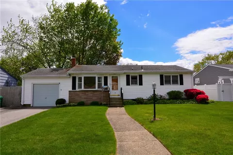 38 Carnation Dr, Warwick, RI 02886