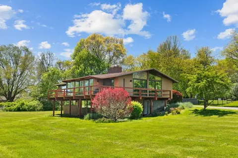 99 Black Point Ln, Portsmouth, RI 02871