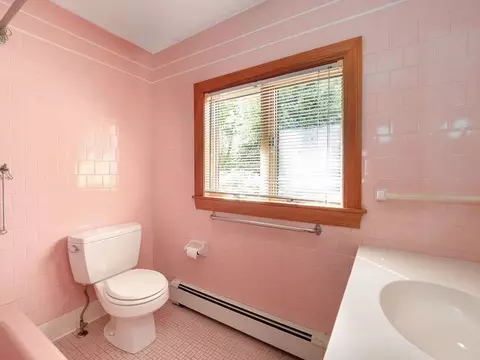 Bath - 397 Fairview Ave, Coventry, RI 02816 photo 1 of 3