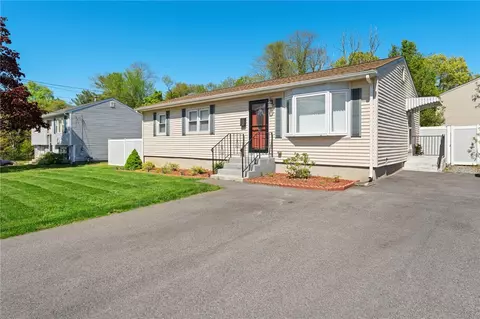 16 Moccasin Dr, Warwick, RI 02889