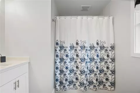 Bath - 115 Graystone St, Warwick, RI 02886 photo 3 of 4