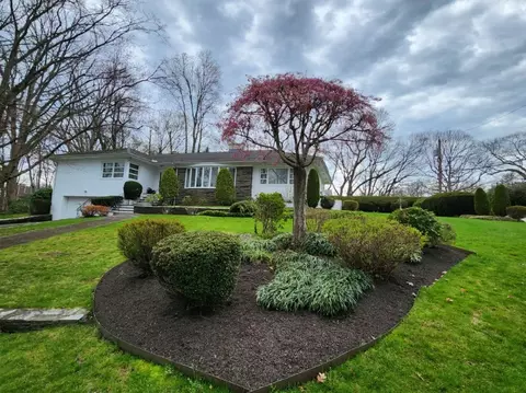 6 Glen Ridge Rd, Cranston, RI 02920