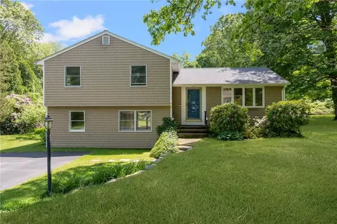 31 Cardinal Ln, South Kingstown, RI 02879