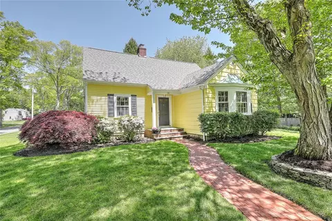 20 Winthrop Dr, Barrington, RI 02806