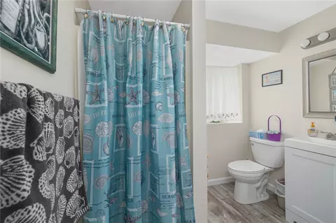 Bath - 23 Hamlet Ct, Bristol, RI 02809 photo 2 of 2