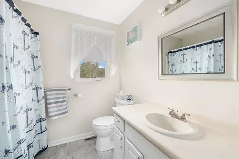Bath - 23 Hamlet Ct, Bristol, RI 02809 photo 1 of 2