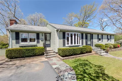 44 Briarwood Rd, Cranston, RI 02920
