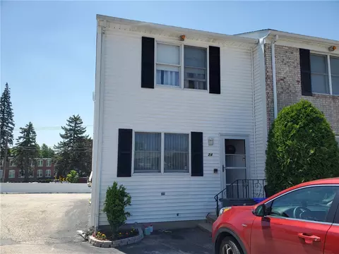 24 Sunflower Cir #101, North Providence, RI 02911