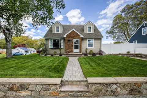 77 Hopedale Dr, West Warwick, RI 02893