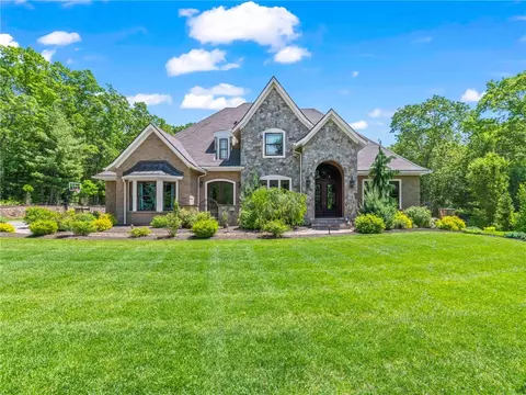 20 Secret Ln, East Greenwich, RI 02818
