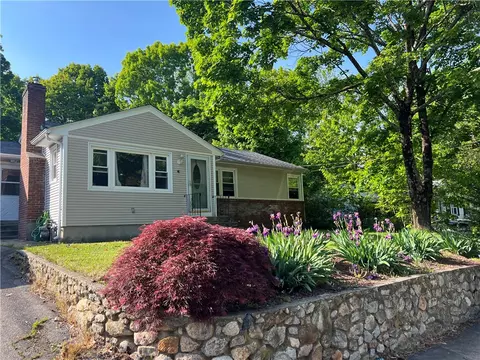 48 School St, Johnston, RI 02919