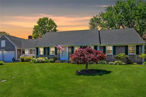 25 Mary Ln, Portsmouth, RI 02871