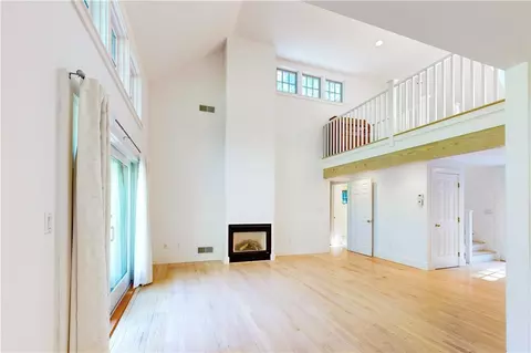 Living - 21 John Dyer Rd, Little Compton, RI 02837 photo 3 of 5