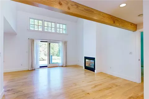 Living - 21 John Dyer Rd, Little Compton, RI 02837 photo 2 of 5