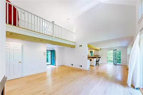 Living - 21 John Dyer Rd, Little Compton, RI 02837 photo 4 of 5