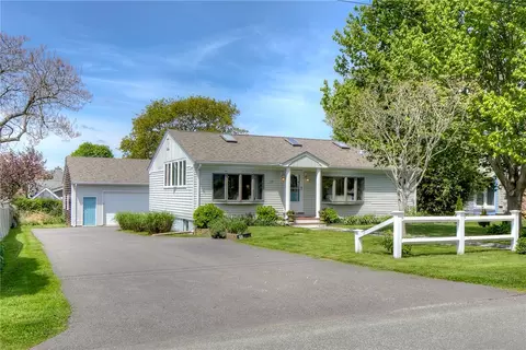 20 Renfrew Ave, Middletown, RI 02842