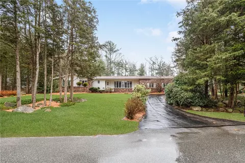 40 Spring Valley Dr, East Greenwich, RI 02818