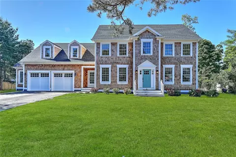 11 Governor Bradford Dr, Barrington, RI 02806