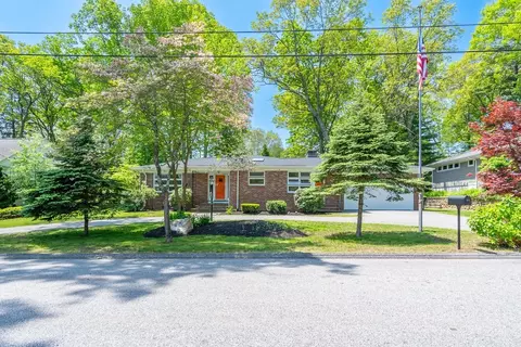 27 Maplecrest Dr, Smithfield, RI 02828