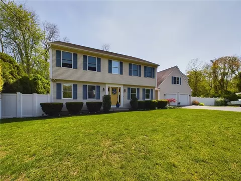46 Pleasant Ave, Narragansett, RI 02882