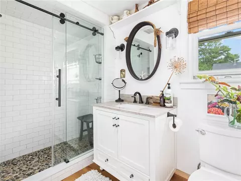 Bath - 6 Dudley Ave, Warwick, RI 02889 photo 1 of 1