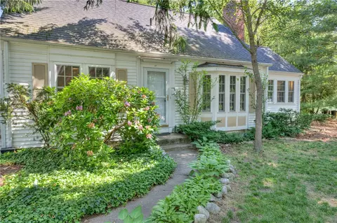 17 Stanhope Dr, Barrington, RI 02806