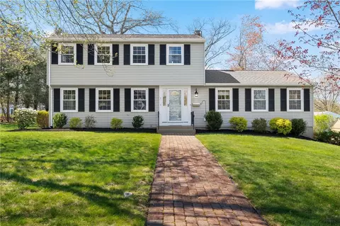 8 Wagon Wheel Ln, Lincoln, RI 02865