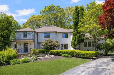 125 Adirondack Dr, East Greenwich, RI 02818