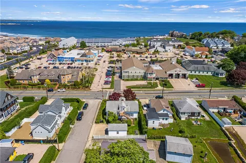 35 Caswell St, Narragansett, RI 02882