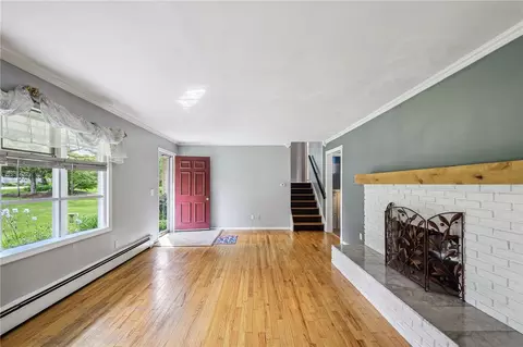 Living - 20 Castle Way, Westerly, RI 02891 photo 2 of 3