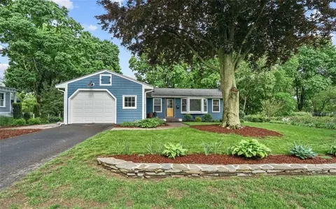 54 West St, East Greenwich, RI 02818