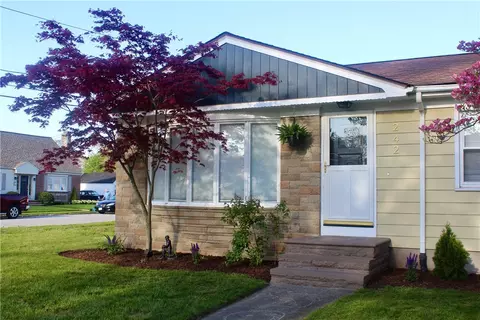 242 Parkside Dr, Warwick, RI 02888