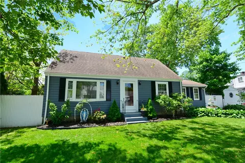 11 Ithaca St, Warwick, RI 02889
