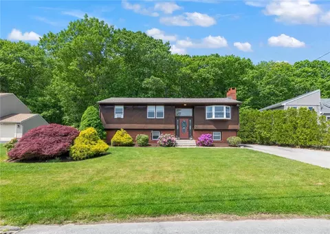 160 Mohawk Trl, Cranston, RI 02921