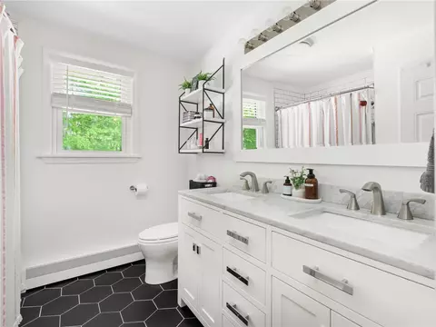 Bath - 160 Mohawk Trl, Cranston, RI 02921 photo 1 of 1