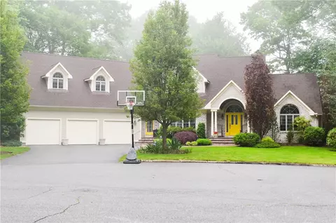 10 Lace Cir, Cranston, RI 02921