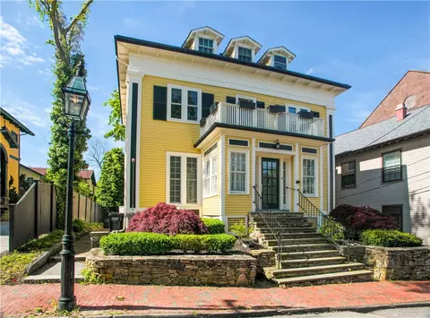 75 Pelham St #D, Newport, RI 02840