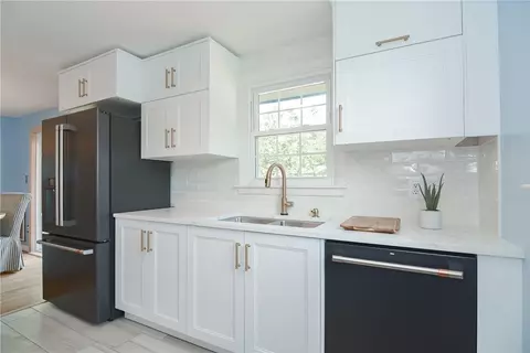 15 Dorothy Ave, Portsmouth, RI 02871